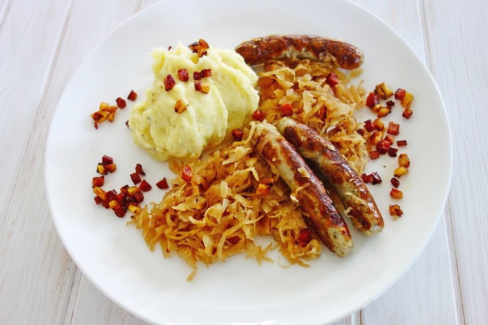 Sauerkraut, Bratwürstchen und Kartoffelbrei