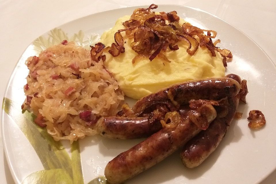 Sauerkraut, Bratwürstchen und Kartoffelbrei