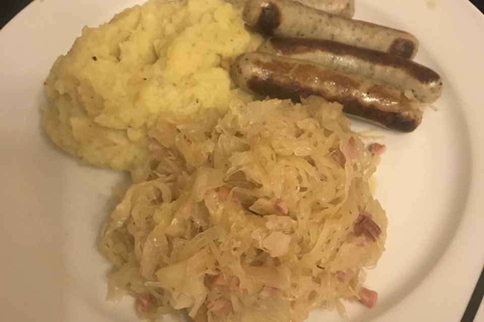 Sauerkraut, Bratwürstchen und Kartoffelbrei