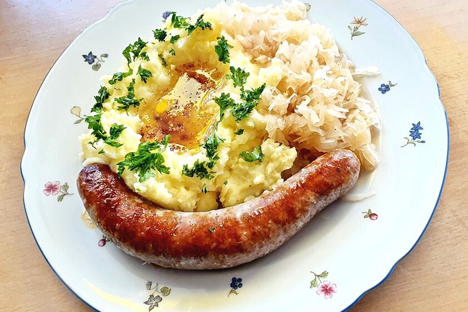 Sauerkraut, Bratwürstchen und Kartoffelbrei