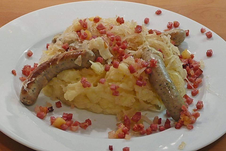 Sauerkraut, Bratwürstchen und Kartoffelbrei