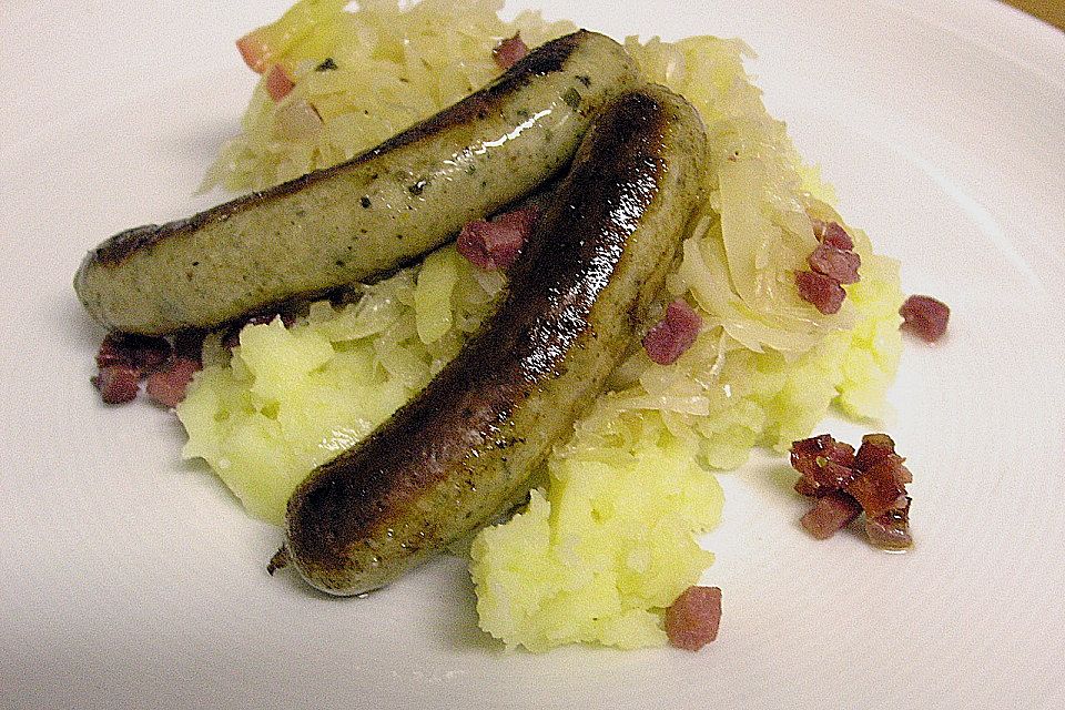 Sauerkraut, Bratwürstchen und Kartoffelbrei