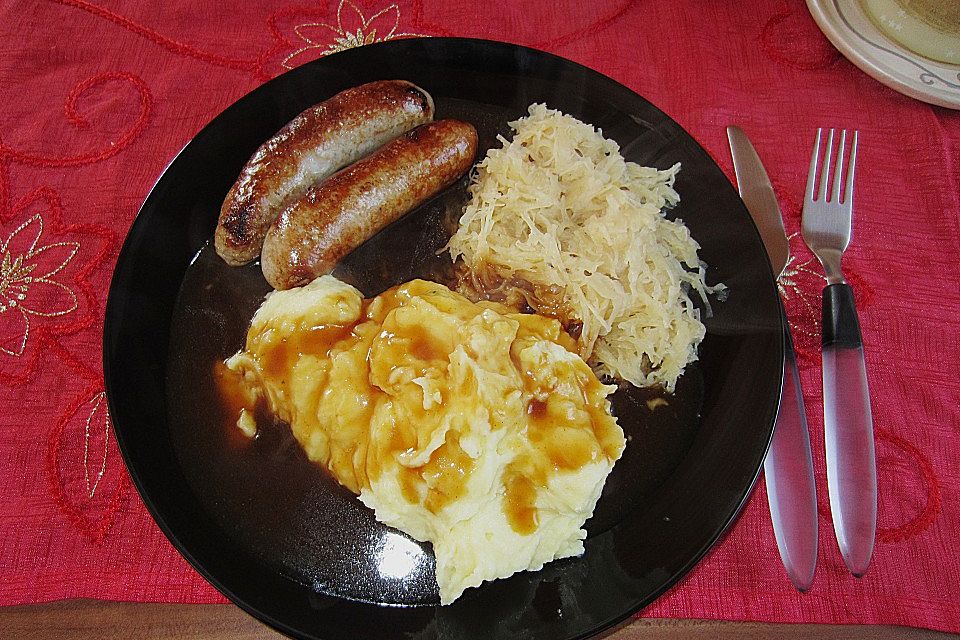 Sauerkraut, Bratwürstchen und Kartoffelbrei