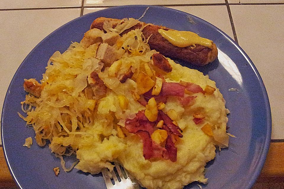 Sauerkraut, Bratwürstchen und Kartoffelbrei