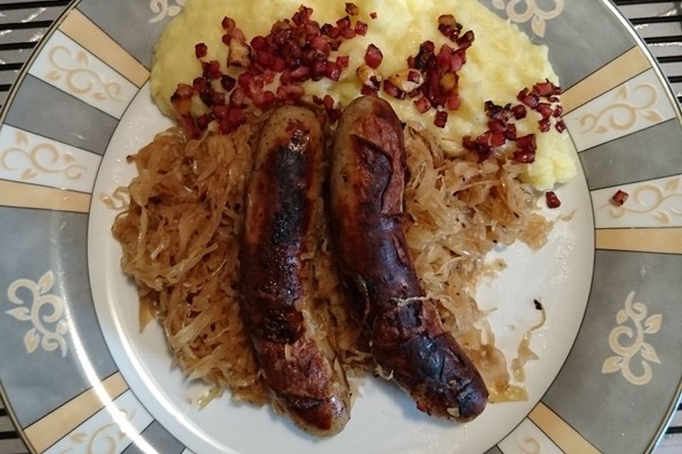 Sauerkraut, Bratwürstchen und Kartoffelbrei