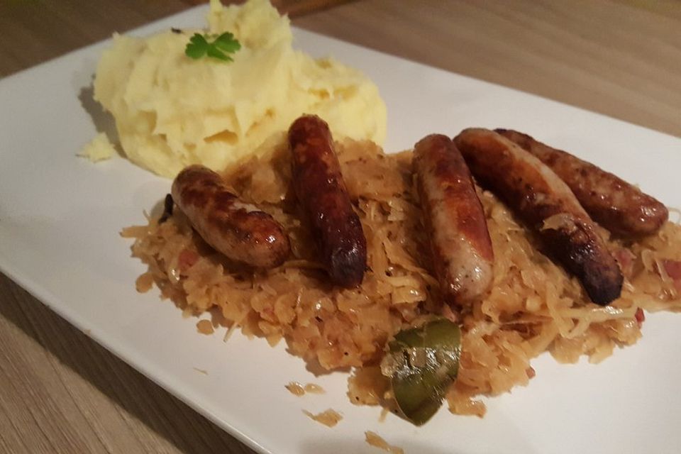 Sauerkraut, Bratwürstchen und Kartoffelbrei