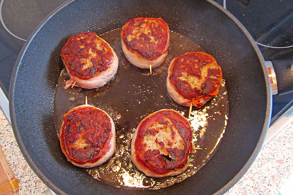 Hackmedaillons in pikanter Pilzsauce