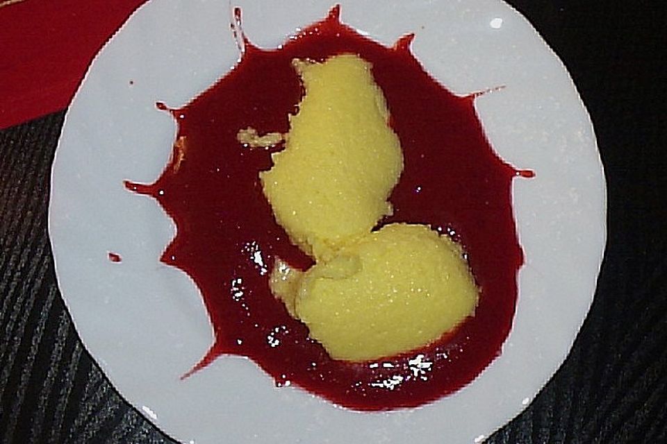 Mango - Mousse mit Himbeersauce