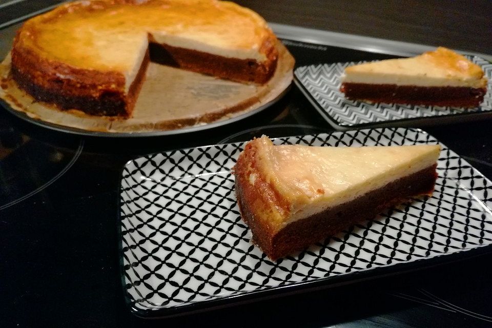 Käsekuchen mit Brownieboden