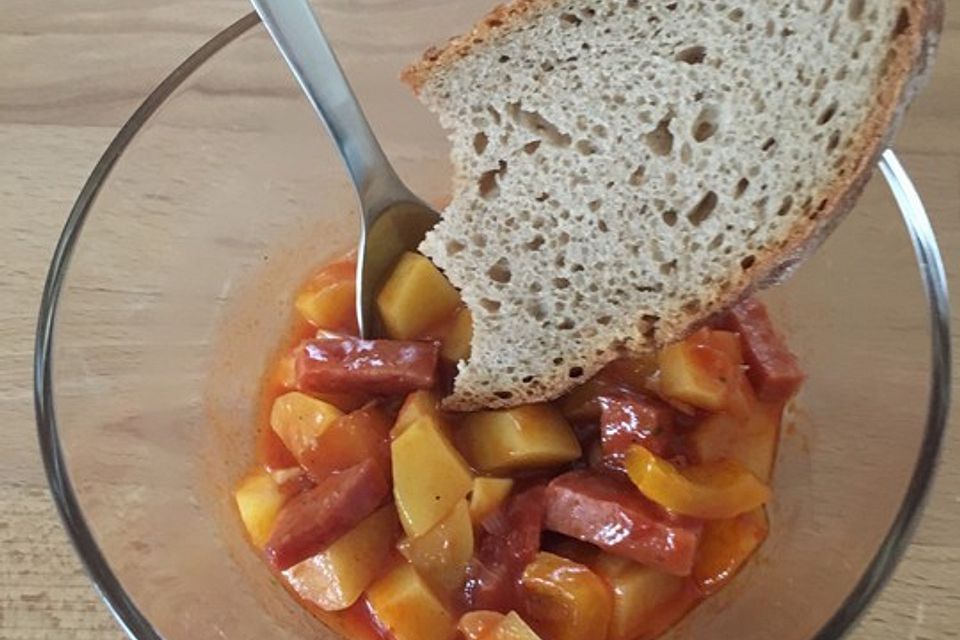 Deftiger Bauerntopf mit Bratwurst