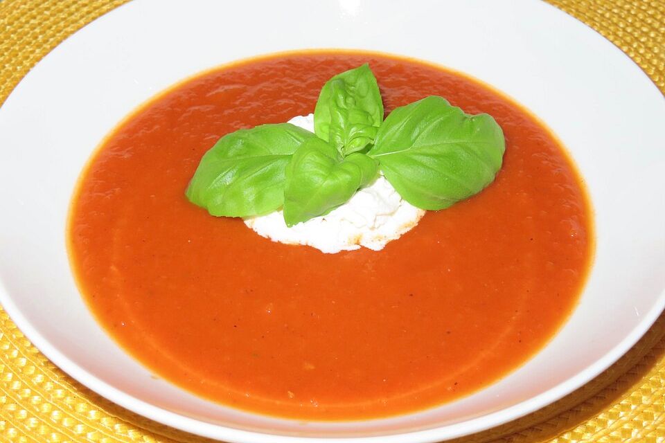 Tomatensuppe mit Basilikum - Sahne