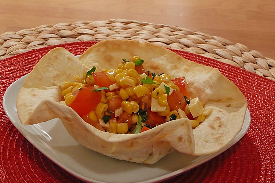 Mexikanischer  Salat in der Tortillaschale