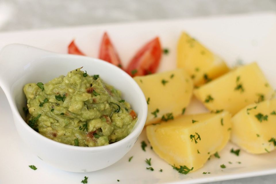 Avocado-Salsa mit Pellkartoffeln