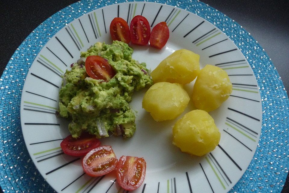 Avocado-Salsa mit Pellkartoffeln