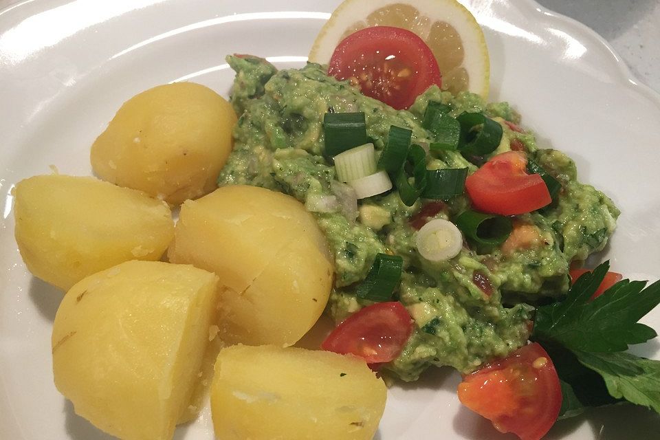 Avocado-Salsa mit Pellkartoffeln