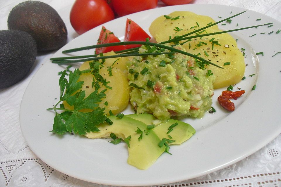 Avocado-Salsa mit Pellkartoffeln