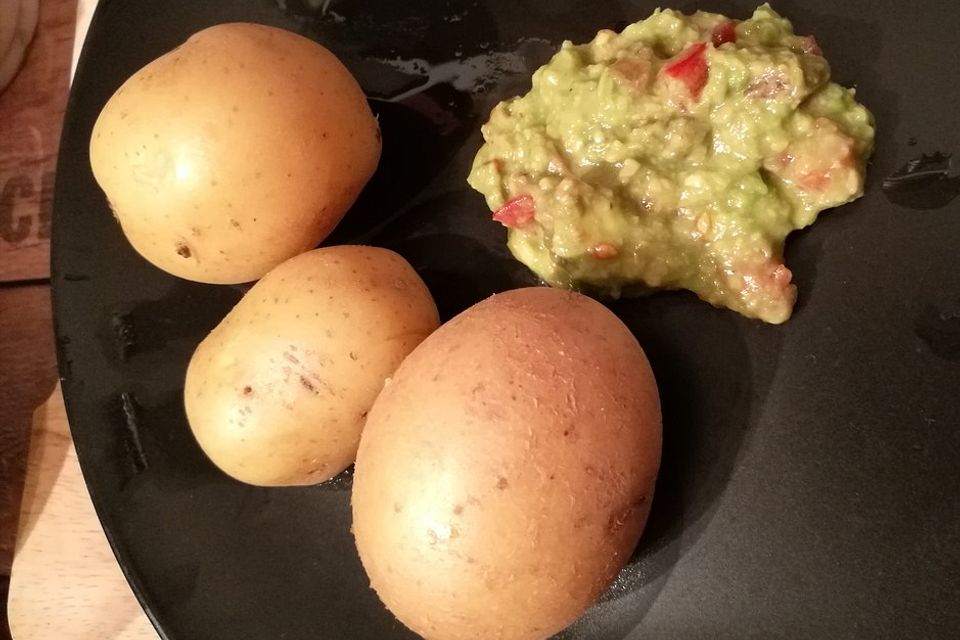 Avocado-Salsa mit Pellkartoffeln