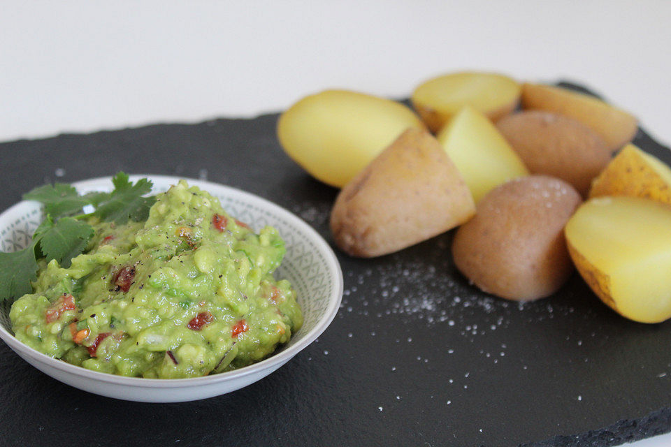 Avocado-Salsa mit Pellkartoffeln