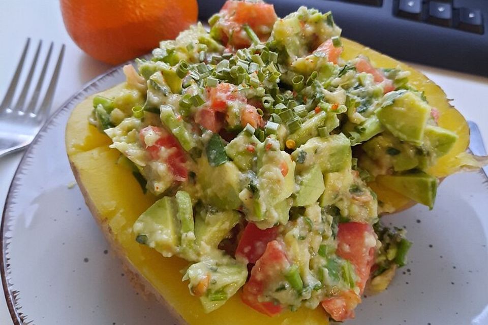 Avocado-Salsa mit Pellkartoffeln