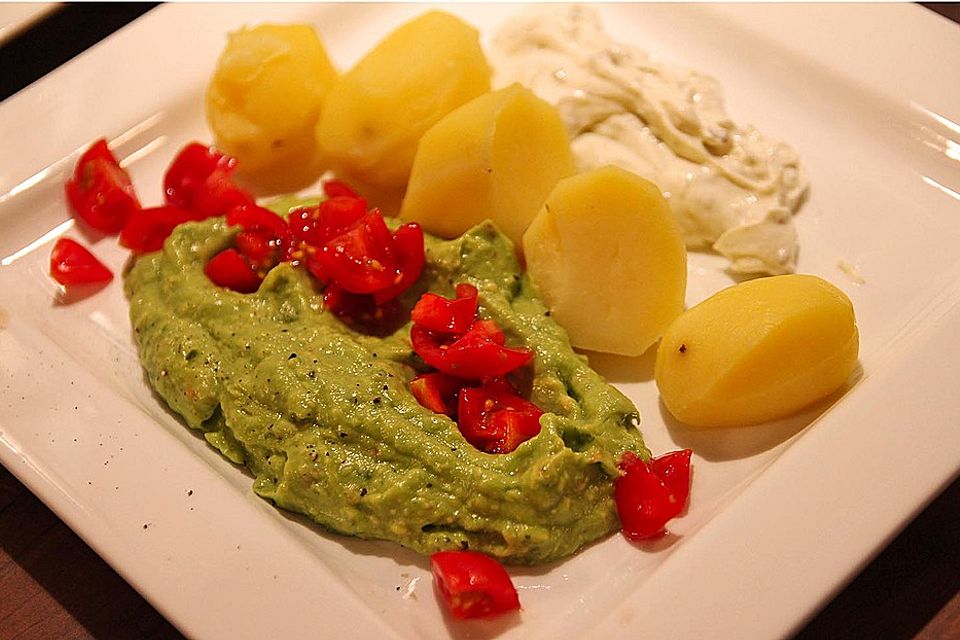 Avocado-Salsa mit Pellkartoffeln