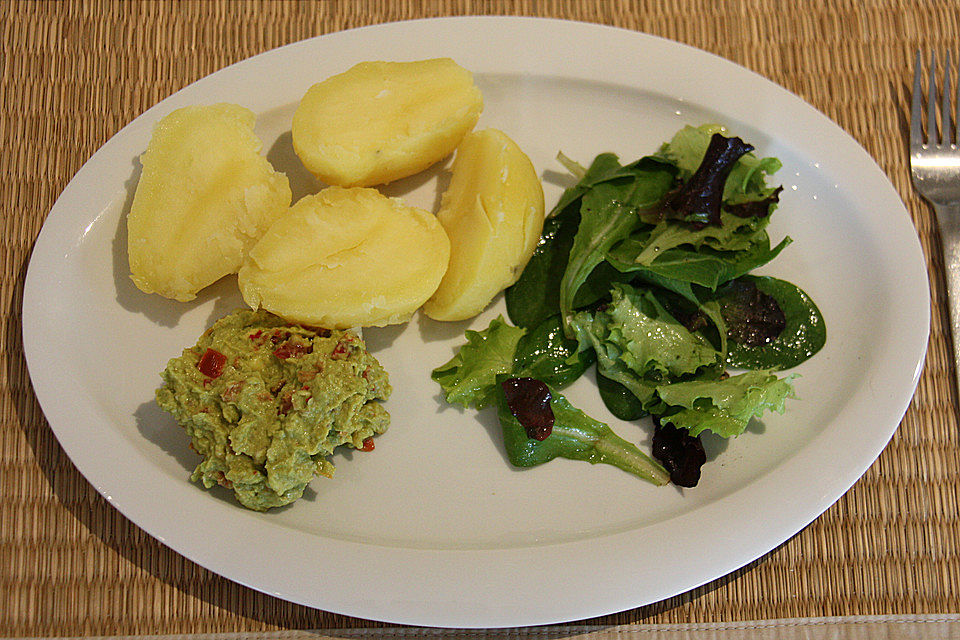 Avocado-Salsa mit Pellkartoffeln