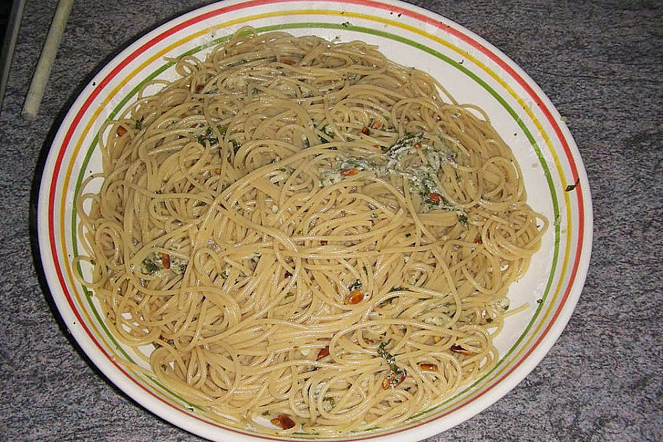 Vollkornspaghetti mit Basilikum