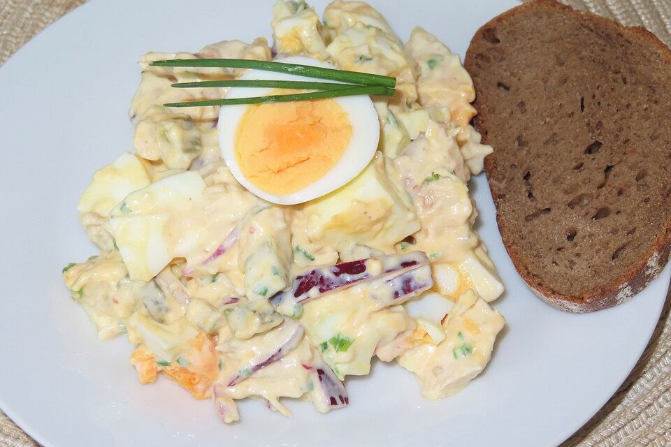 Eiersalat mit Hähnchenwürfel