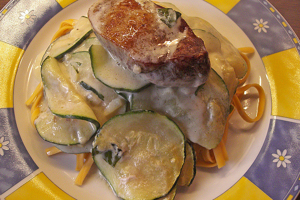 Schweinemedaillons auf Sahne - Zucchini