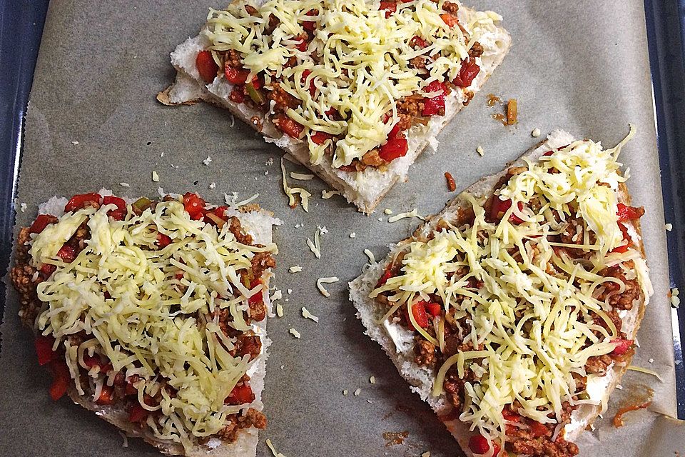 Überbackenes Hackfleisch - Fladenbrot