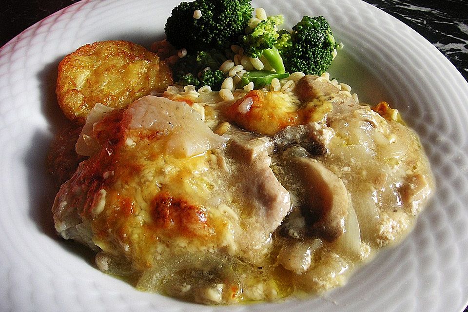 Putenschnitzel mit Champignonkruste überbacken