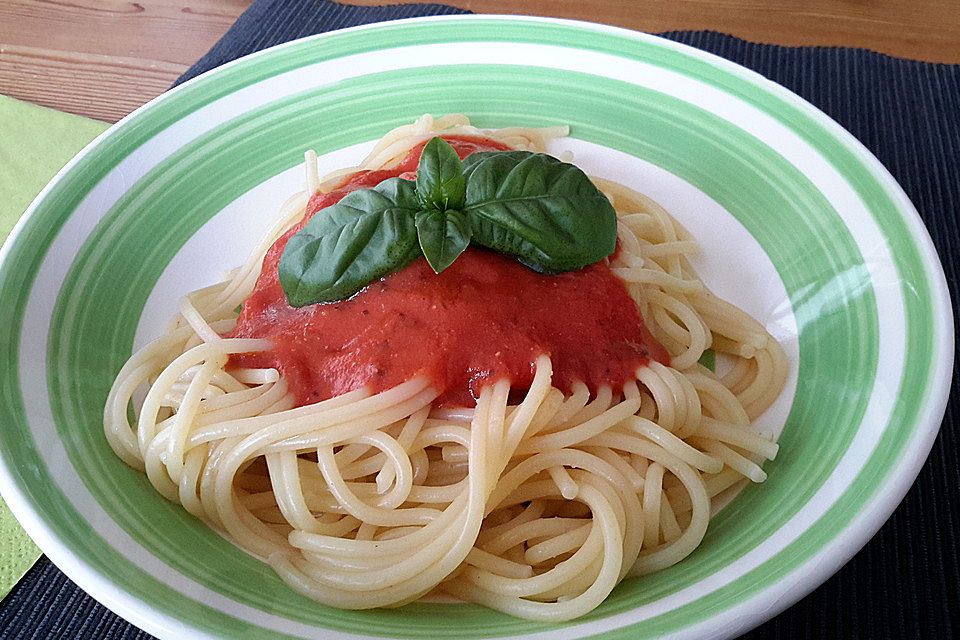 Maccaroni mit Tomatencremesauce