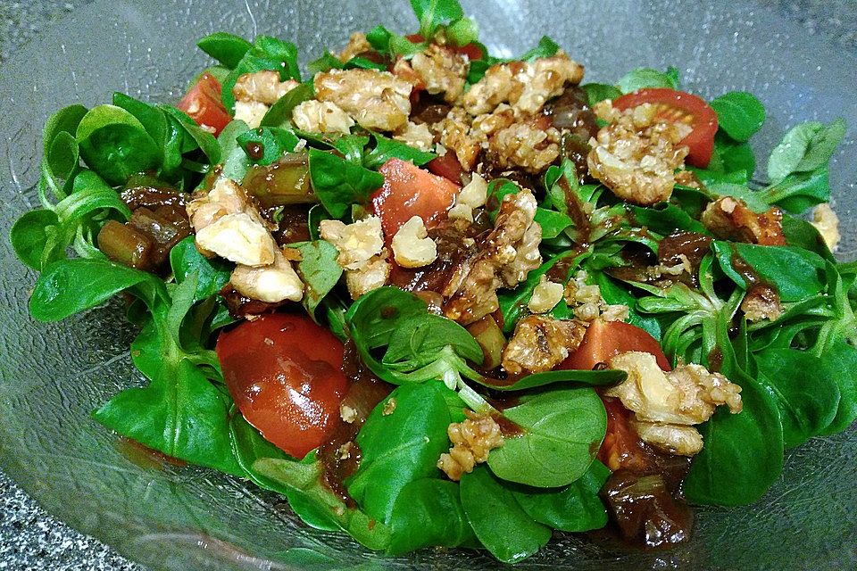 Feldsalat mit kandierten Walnüssen