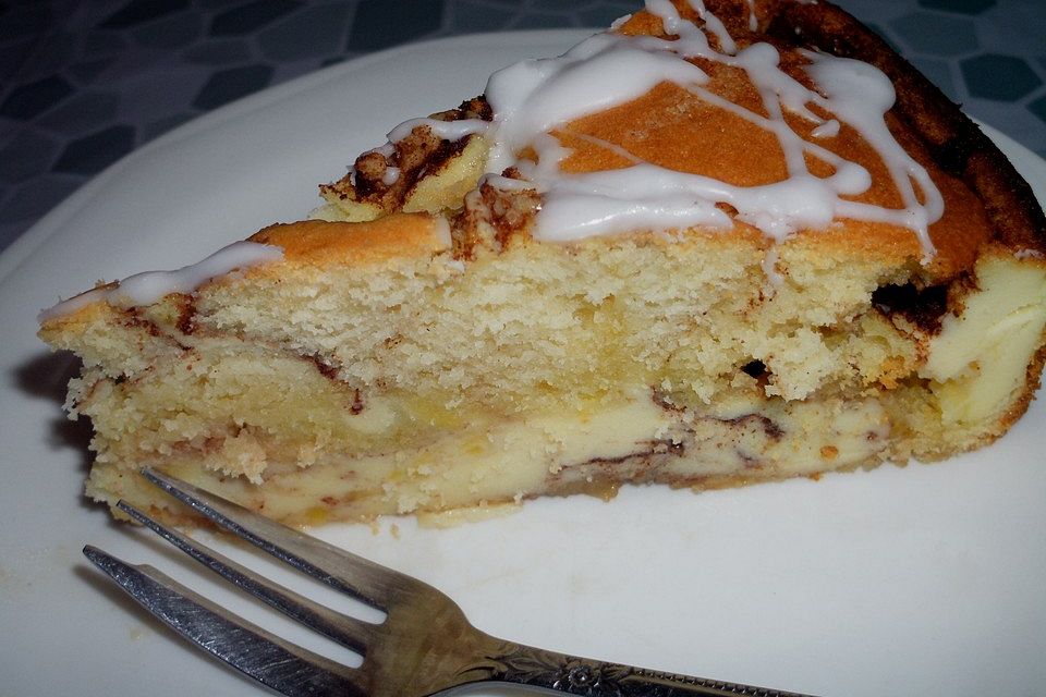 Cinnamon Roll Cheesecake