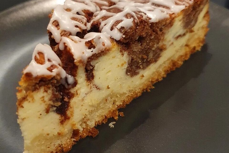 Cinnamon Roll Cheesecake