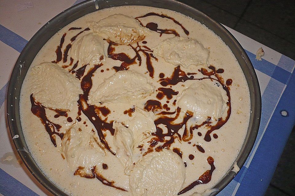 Cinnamon Roll Cheesecake