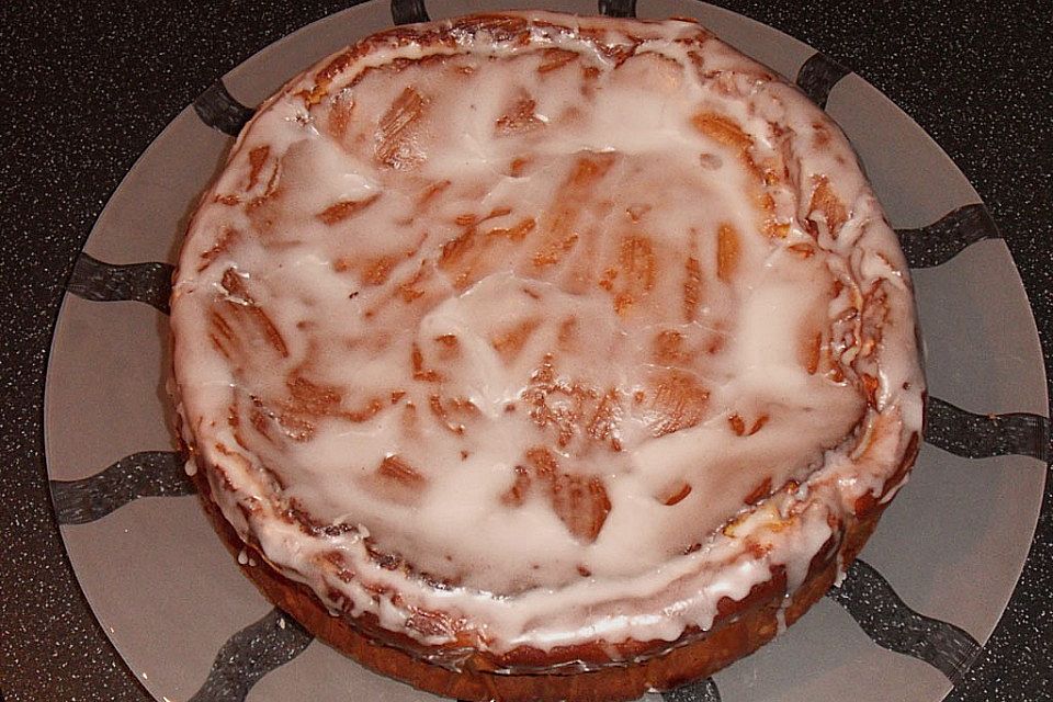 Cinnamon Roll Cheesecake