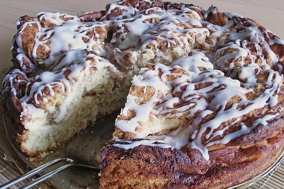 Cinnamon Roll Cheesecake