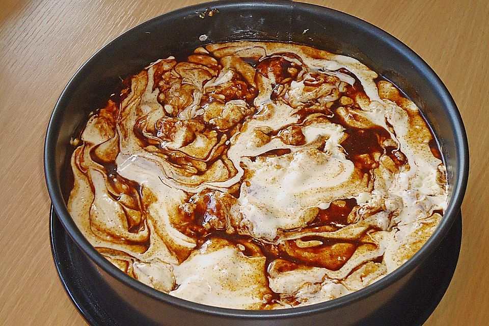 Cinnamon Roll Cheesecake