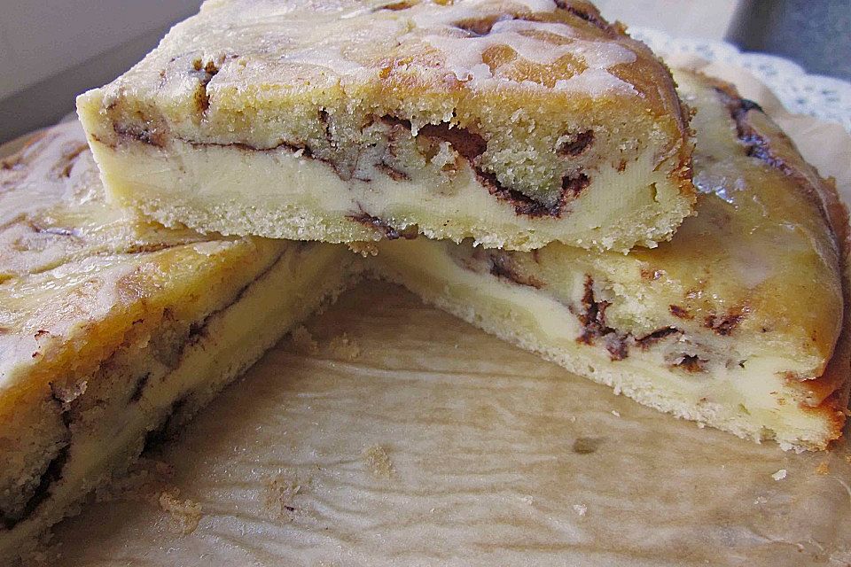 Cinnamon Roll Cheesecake