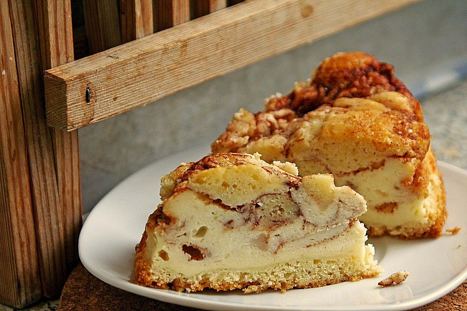 Cinnamon Roll Cheesecake