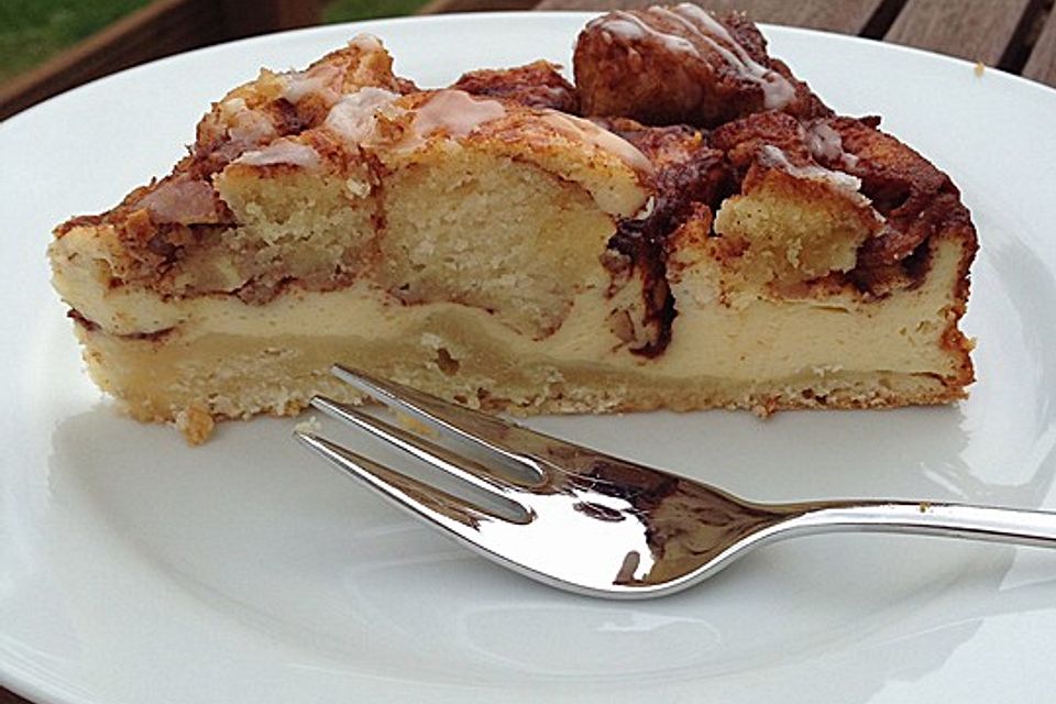 Cinnamon Roll Cheesecake