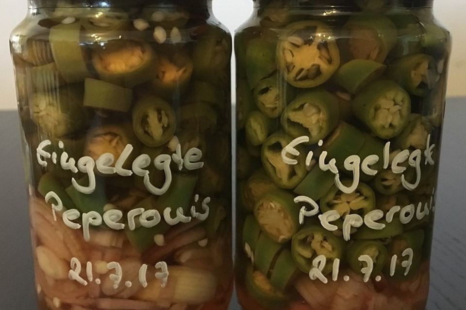 Eingelegte Chilischoten oder Peperoni