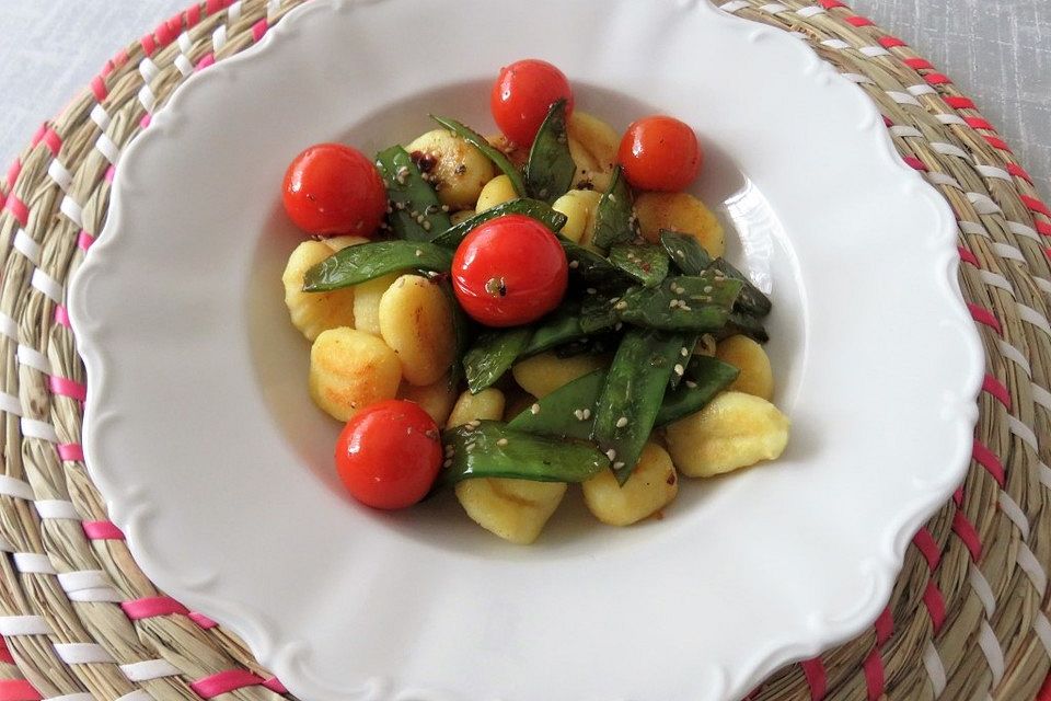 Gebratene Kaiserschoten und Cherrytomaten