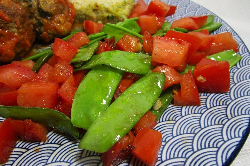 Gebratene Kaiserschoten und Cherrytomaten