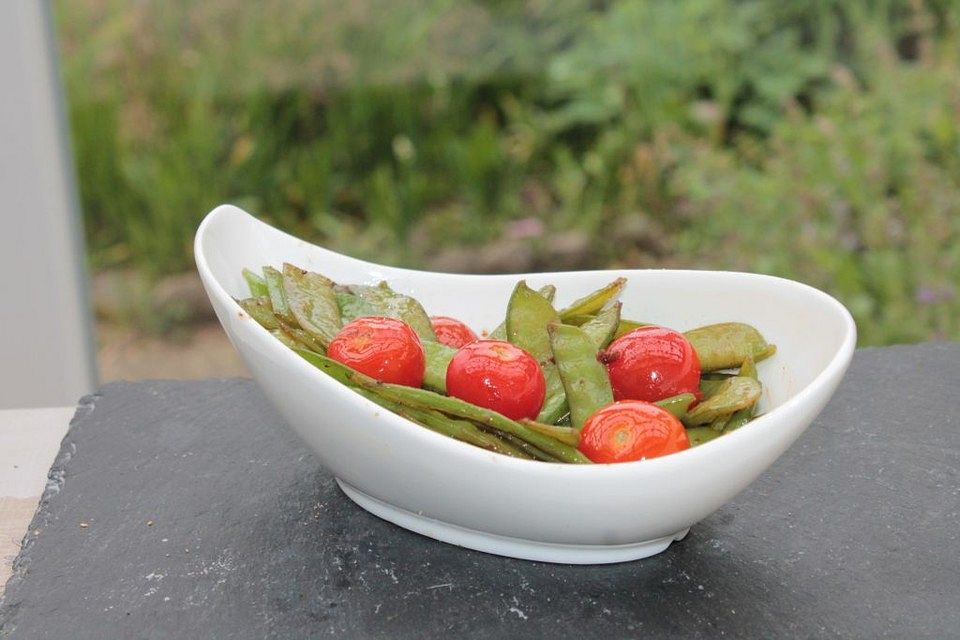 Gebratene Kaiserschoten und Cherrytomaten