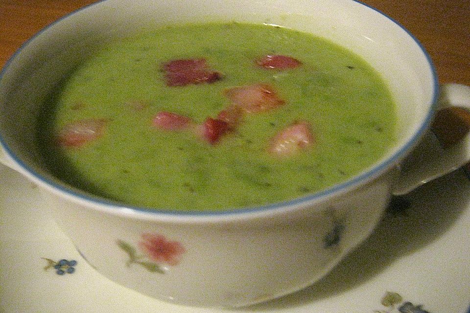 Erbsensuppe mit Würstchen