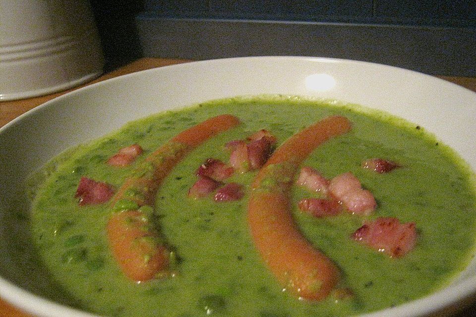 Erbsensuppe mit Würstchen