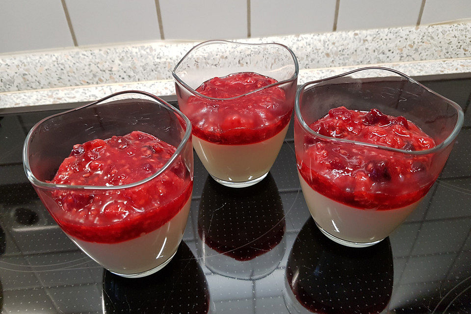 Sahnepudding mit Himbeersoße