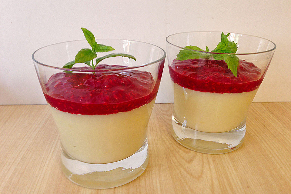 Sahnepudding mit Himbeersoße