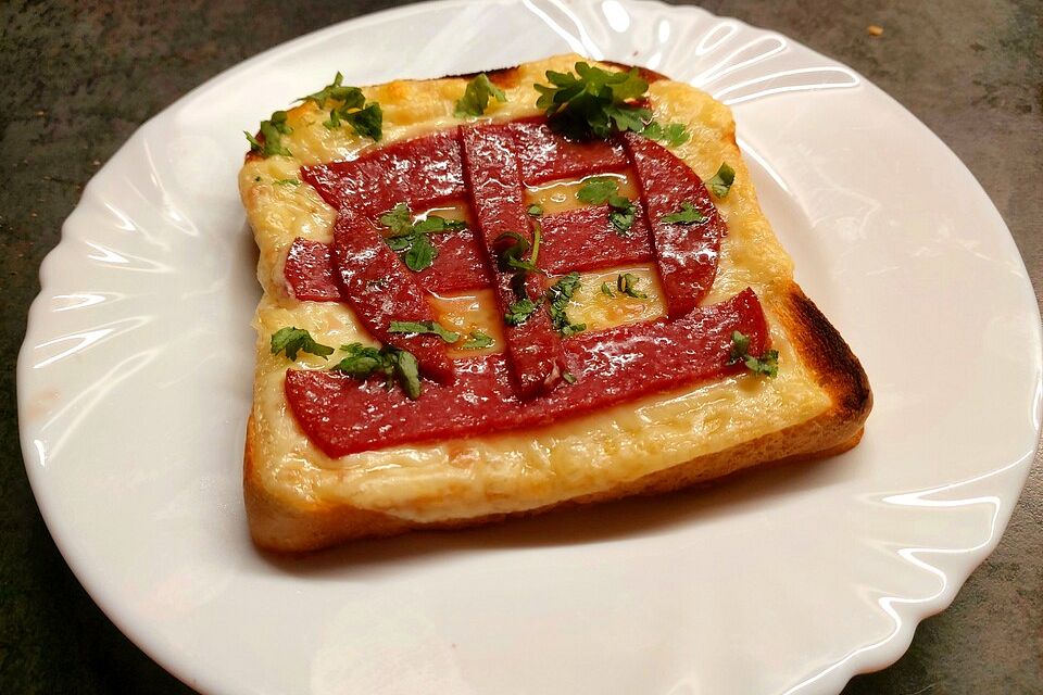 Käseschnitte mit Cervelatstreifen